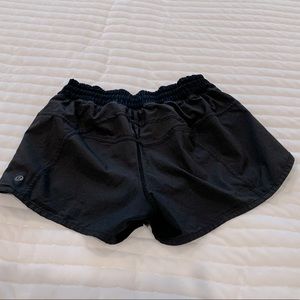 Lululemon Tracker Low-Rise Lined Short 4" black size 4